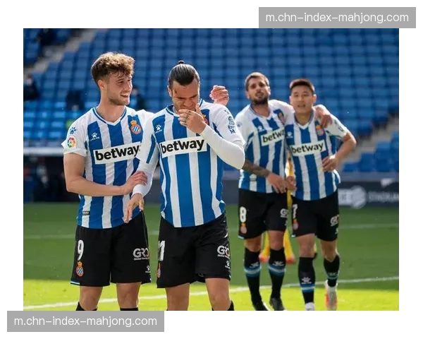 西班牙强化前场逼抢制造定位球，加维演练战术犯规位置选择